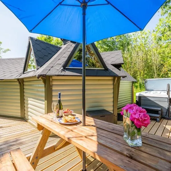 Bluebell Cabin & Hot tub, khách sạn ở Llanddewi Rhydderch