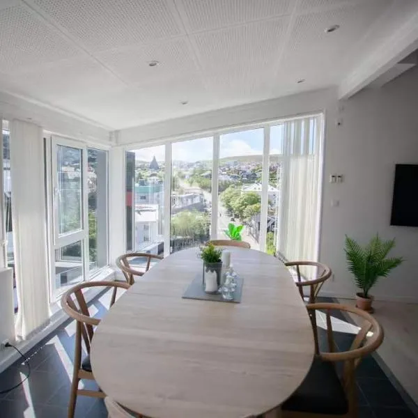 3BR Modern Penthouse Apartment in the Heart of Torshavn، فندق في تورشافن