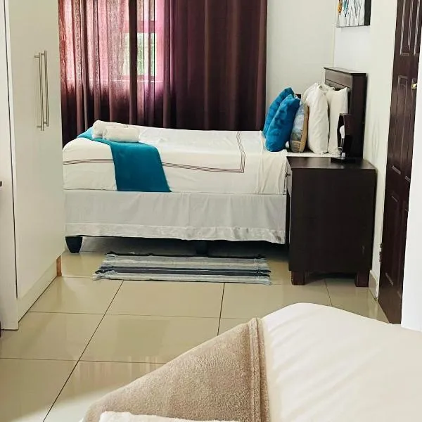 Real Favour Suites Guest House, hotel en Palapye
