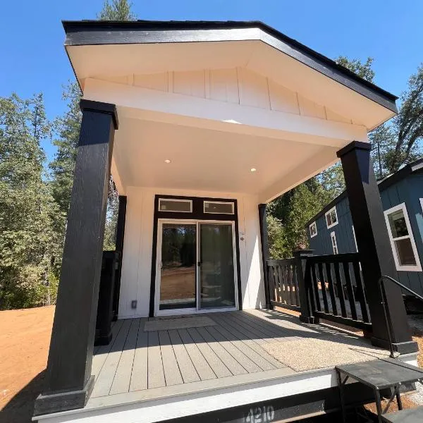 Tiny House Village Yosemite-Blanca, hotel in Groveland