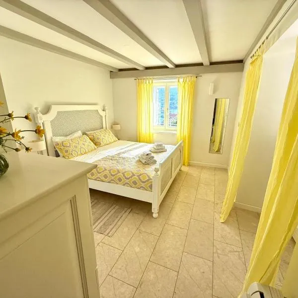 비스섬에 위치한 호텔 JASMINE DELUXE APARTMENT with super-king bed, large sun terrace and spectacular views