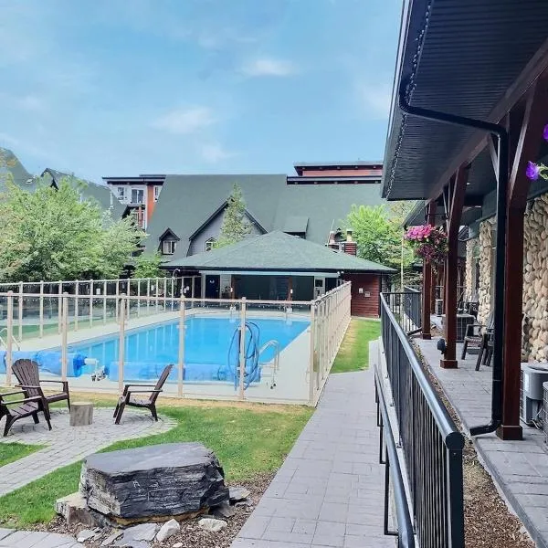 Marvellous Poolside Chalet - Pool & Hot Tub - Pets, hótel í Canmore