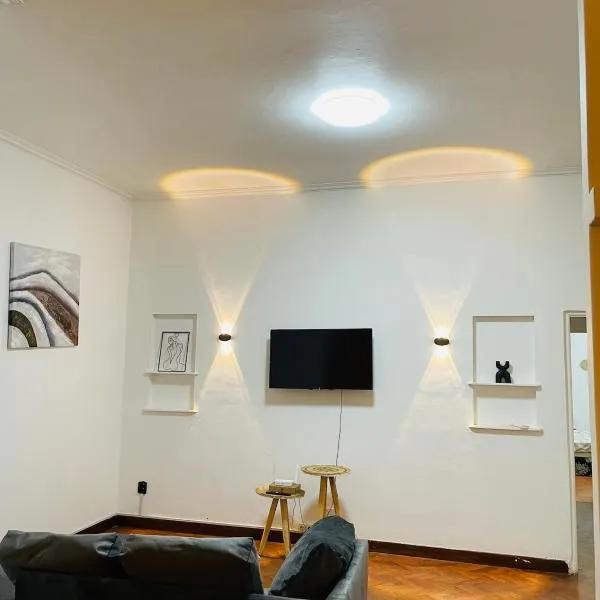Lovely bedroom in a centrally located apartment, Hotel in Maputo