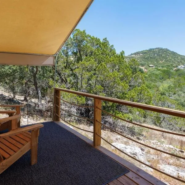 Glamping Under Starry Skies in Hill Country, hotel in Kendalia