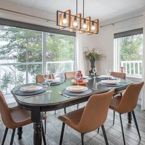 Cozy Chalet With a Panoramic Lake View and Spa โรงแรมในChertsey