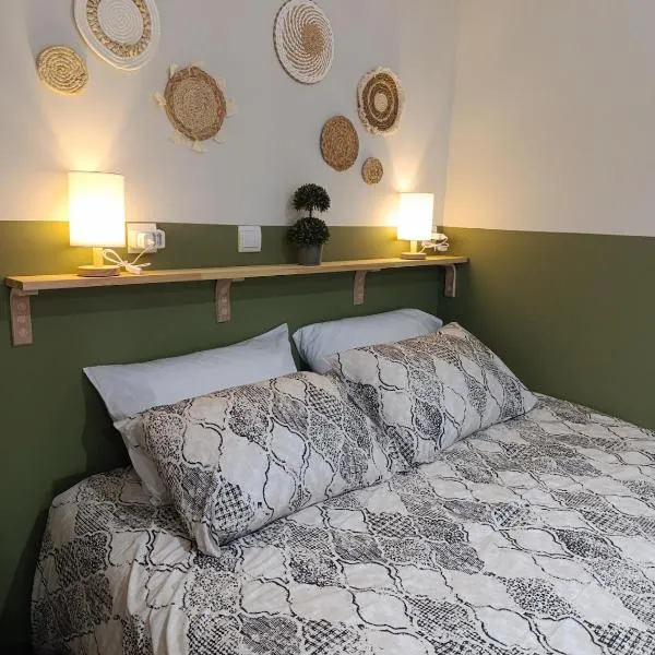 Studio 35 - Modern & Cozy Studio in Chalandri City Center, hotel em Atenas