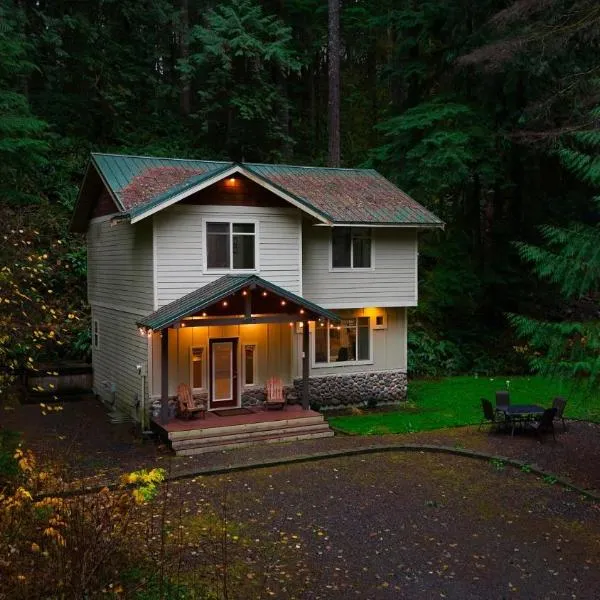 Snowline Hillside Chalet、Glacierのホテル