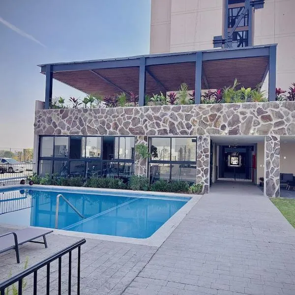 Departamento con alberca gimnasio y terraza, hotel in Guadalajara