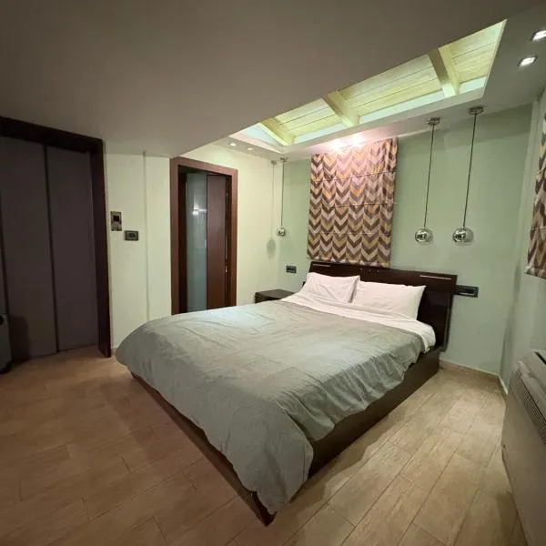 Uplift Hideaway Jacuzzi, Hotel in Patras