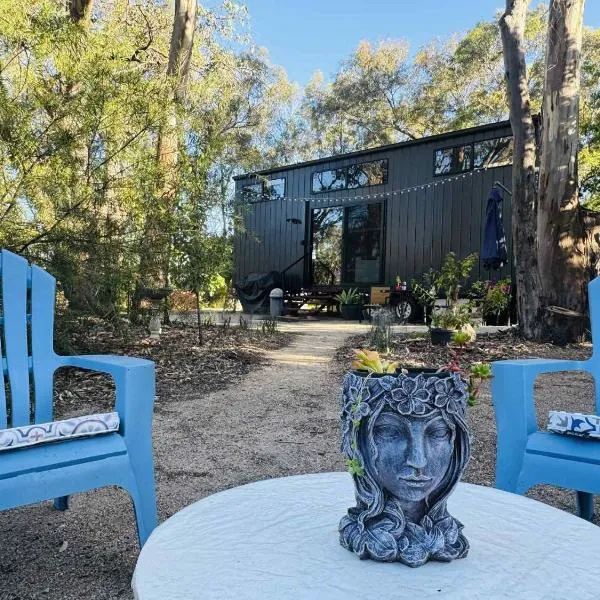 Tiny House Glenrowan - Kingfisher Eco Retreat, viešbutis mieste Glenrowan