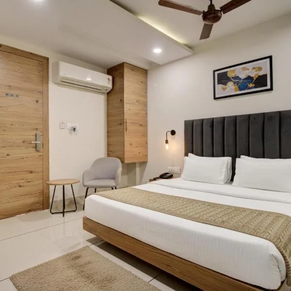 Hotel Sukoon & Banquet Hall Near Bhopal Railway Station، فندق في بوبال