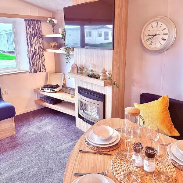 The Eden - Sleeps 8 Pet Friendly Free Wi-Fi With Patio & Hub Passes Camber Sands Cosy Spacious Modern 8 Berth Caravan, hotel en Camber