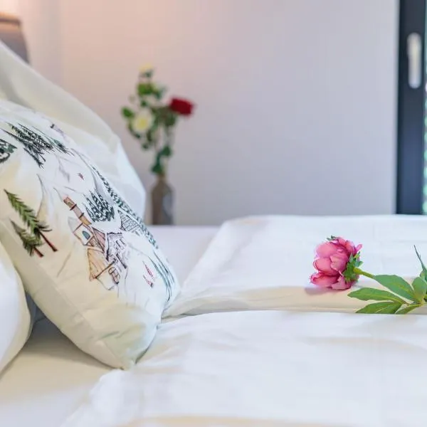 Chihuahua's Ötscher Apartment, but people are also very welcome in our eco-friendly resort!, hotel in Lackenhof