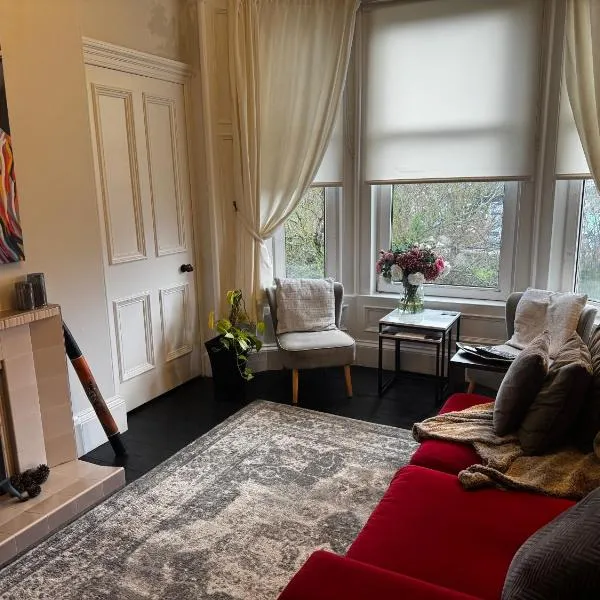 Beautiful traditional top floor flat in the center of Largs, Hotel in Largs