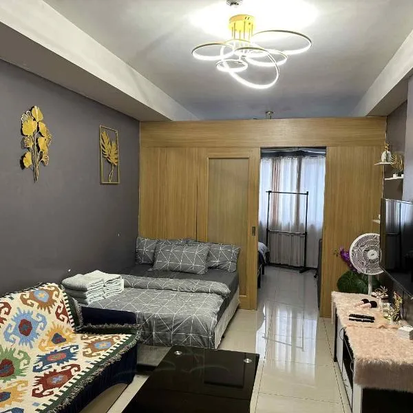 Shell residence Family room by Kathy, hotel i Manila