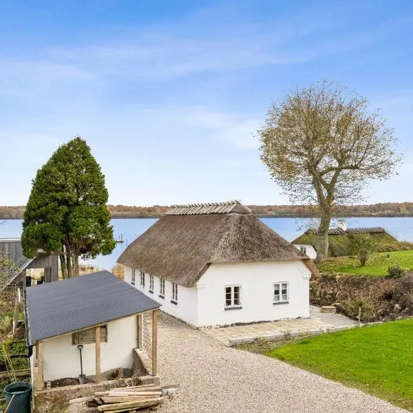 Stråtækt feriehusidyl ved vandet, viešbutis mieste Sionderborgas