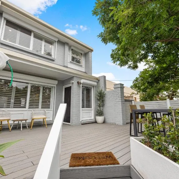 Hazy Shores Escape - Breezy Coastal Stay near Henley Square, hotel in Henley Beach