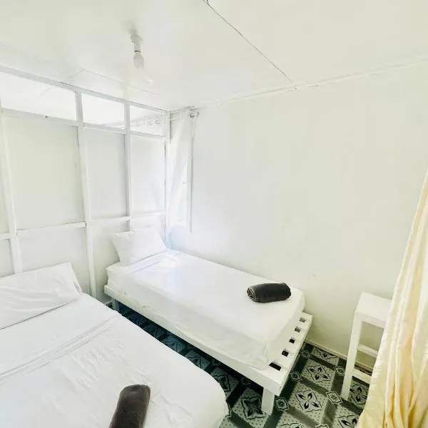 Tonga Airport Cottage - Private Twin Room with Shared Facilities, hotell i Fua‘amotu
