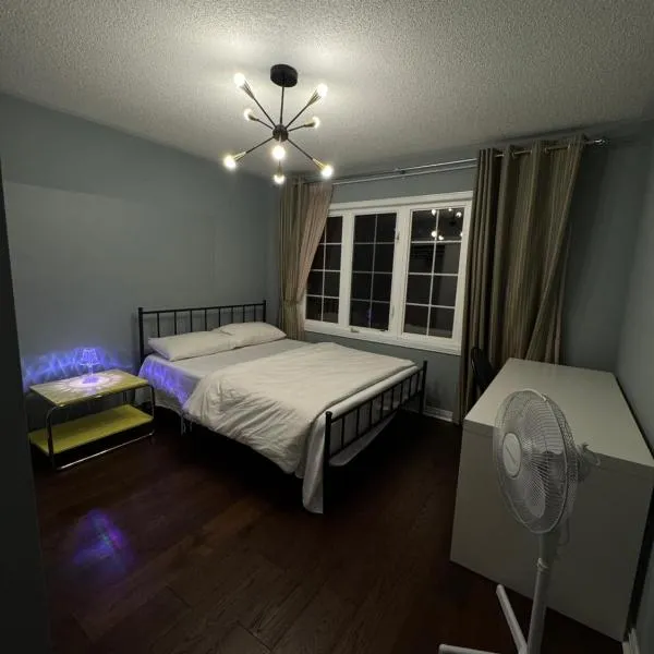 Gorgeous Private room, хотел в Торонто