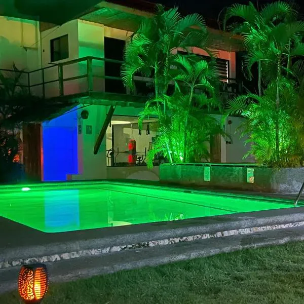 Parrot Resort Moalboal, hotel in Moalboal