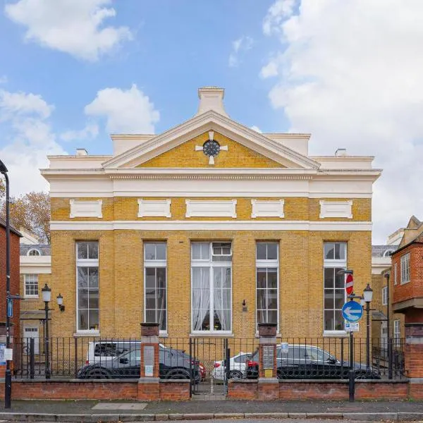 London City Old St Metro Luxury 1 BedRoom Free Parking Library Conversion, hotel in London