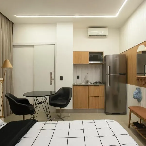 Lindo apartamento no coração de Ipanema a poucos metros da praia com restaurantes supermercados e um vasto comércio localizado entre as estações de metro Nossa Senhora da Paz e General Osório, Hotel in Rio de Janeiro