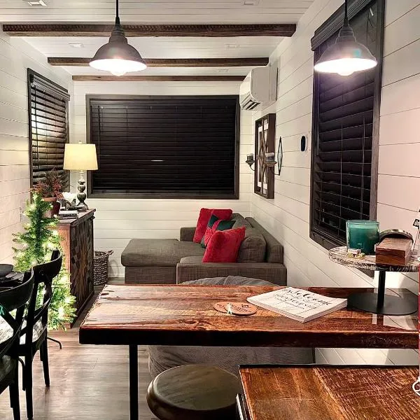 Hot Tub! The Blue Ridge Luxury Container Home, hotell sihtkohas Bellmead