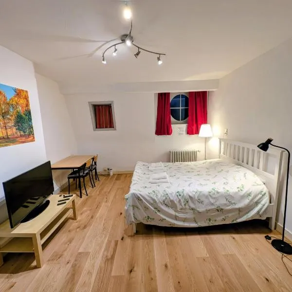 Duplex 3BR apartment near supermarkets & metro, hotell i Brussel