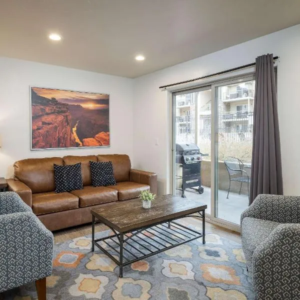 6D Moab RedCliff Condo Pet Friendly Pool and Hot Tub, hotel em Moab