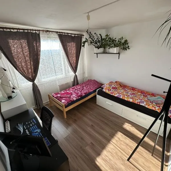 Private rooms, stunning city views, top-floor with balcony, bathtub, Internet, coffee, ξενοδοχείο στην Πράγα