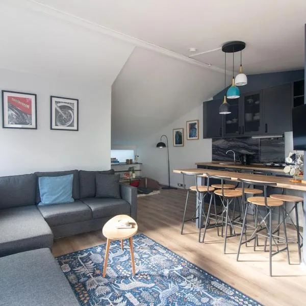 Modern Duplex with Large Terrace in Cihangir, hotel em Istambul