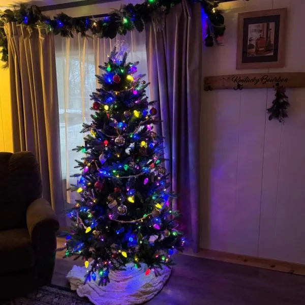 Relax & Unwind Cozy Farmhouse Near Natural Bridge State Park, hotel v destinaci Stanton