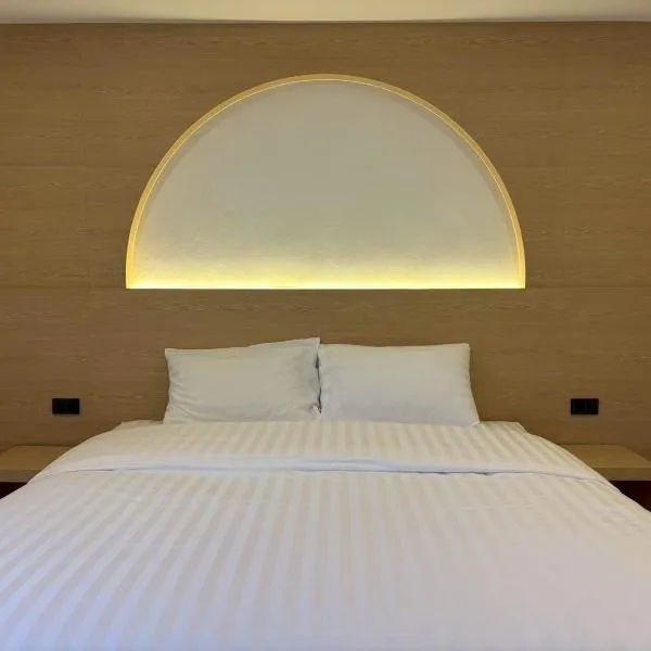 Luna Residence، فندق في Ban Bang Phai