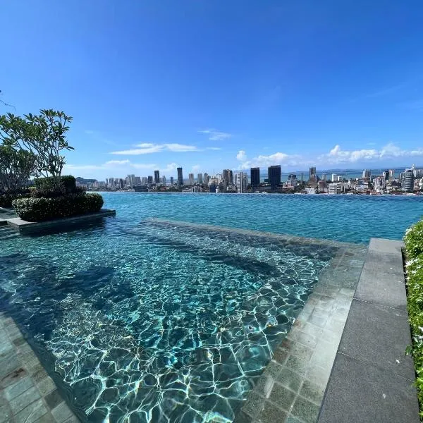 Georgetown#Beacon Executive Suite SkyPool#Luxury&Glamorous Suite#2BR#Living Room with Queen Bed, hôtel à George Town