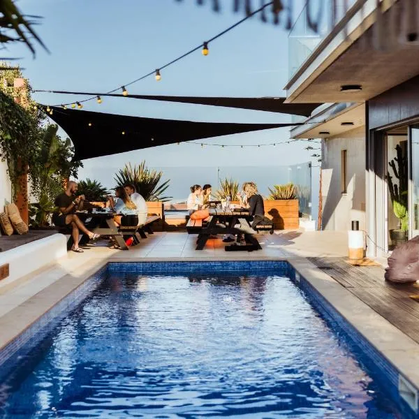 The Salty Surf & Yoga, hotel v destinaci Ericeira