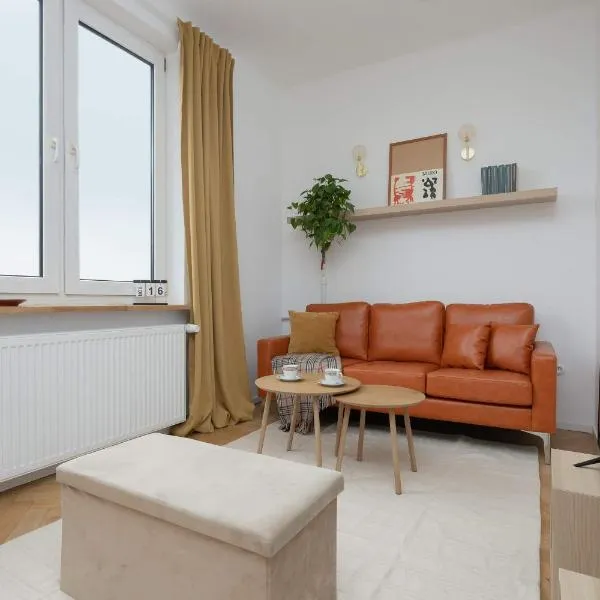 Spacious One Bedroom Apartment for 2 People in Warsaw by Noclegi Renters: Varşova'da bir otel