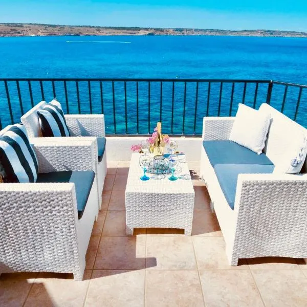 Seafront apartment Terrace, lounger & Panoramic ocean views、メーリッハのホテル