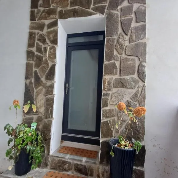 VILLA LUCIA stone house in the center of Modry, hotel en Modra