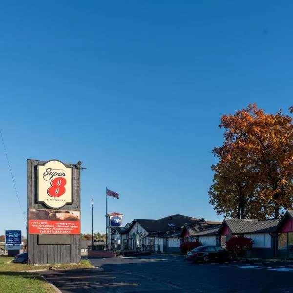 Super 8 by Wyndham Gananoque - Country Squire Resort、ガナノクエのホテル
