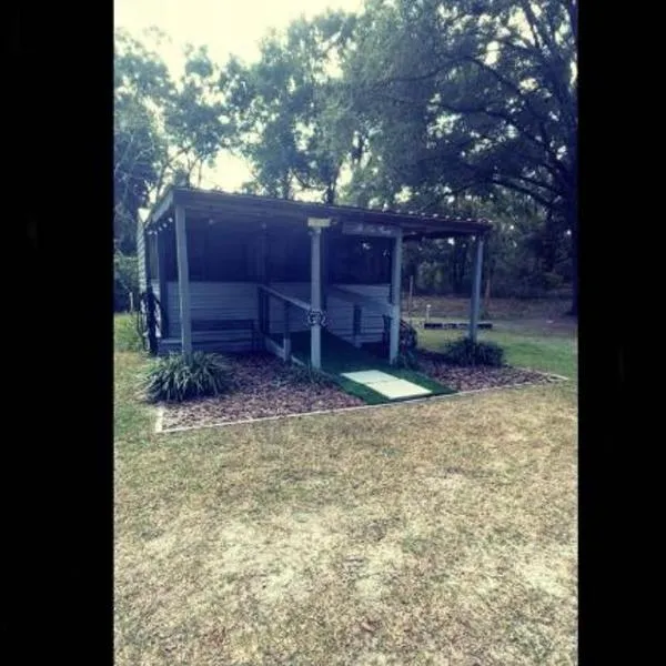 Neals Nest Cozy Cabin, hotel in Chiefland