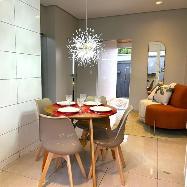 Casa 03 - Casa com 2 quartos, localizada próximo a rodoviária e aeroporto, hotel in Palmas