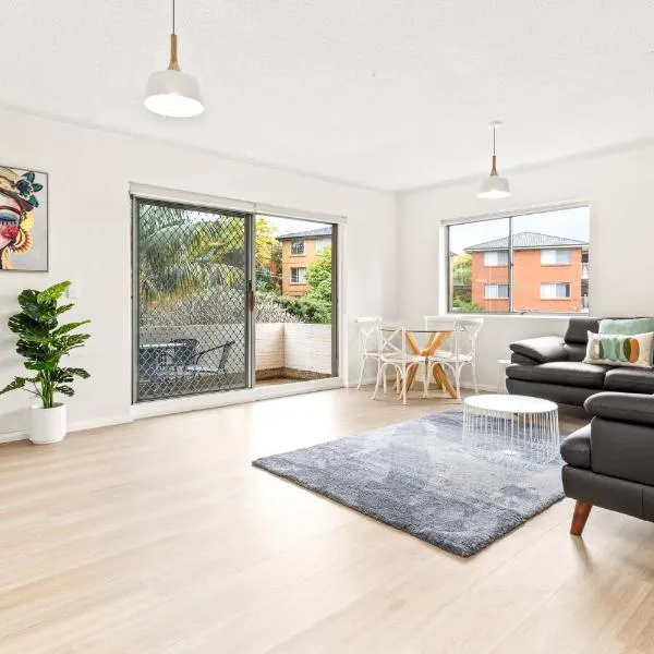 Bright and convenient apartment, close to shops, hotelli kohteessa Sydney