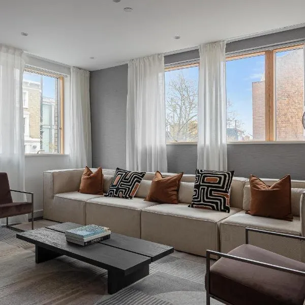 Modern 4-bd Fulham House by West Brompton Station, hotel di London