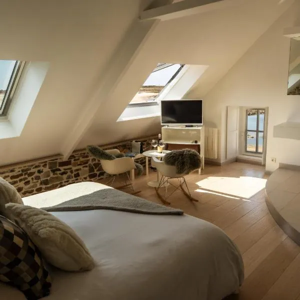 Aux 13 Arches-Logis Hôtel Restaurant, Hotel in Portbail