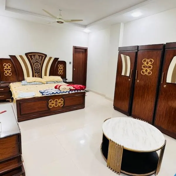 Luxury 1BR Apartment in Sukkur & River View Balcony Near Military Road-1st, hotel em Sukkur