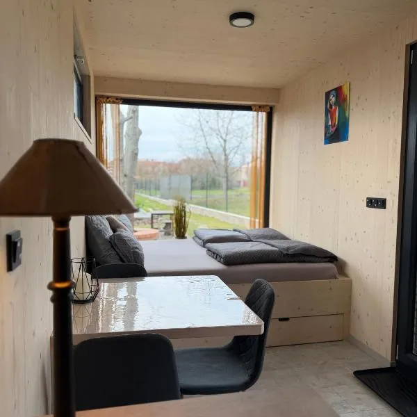 Upcyklovaný kontejnerový dům, hotel in Pardubice