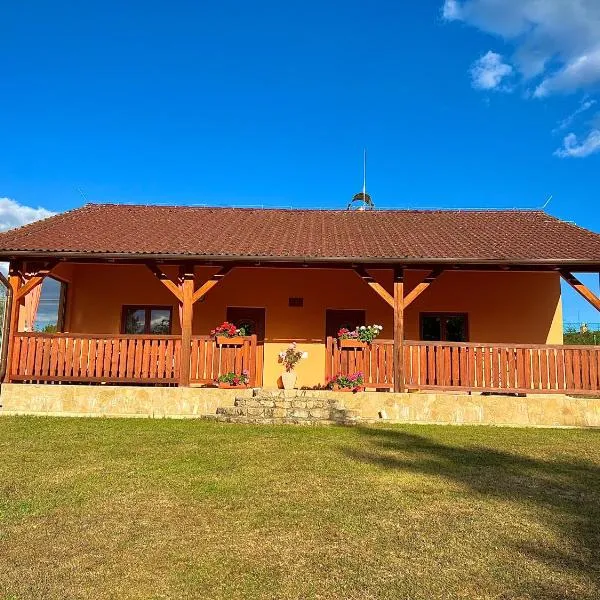 Slunný domek s terasou a zahradou, hotel in Zvíkovské Podhradí