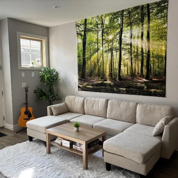 Nature Home Near Downtown and 17th Avenue, hotel u Calgariju