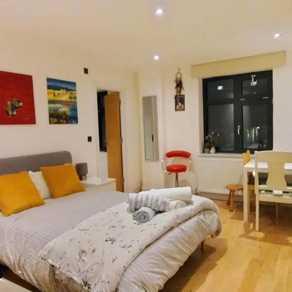 Fantastic location Ensuite luxury Shoreditch Hoxton spitalfields Liverpool st London Bridge city 2 Room only luxury Doubles for 5 guests, hotel in London