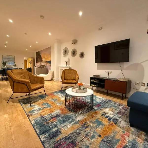 Stylish 90 sqm 2-Bedroom Apartment in Shoreditch Sleeps 5, хотел в Лондон